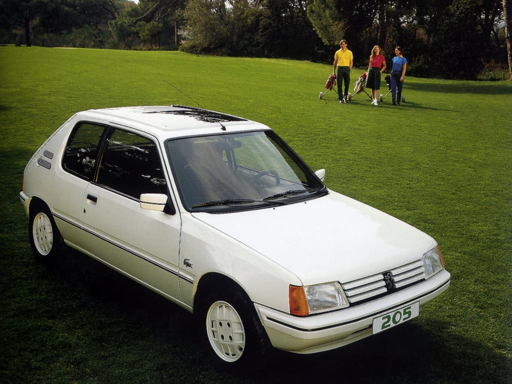 La 205 Lacoste, première incursion de Peugeot dans le monde du tennis !
