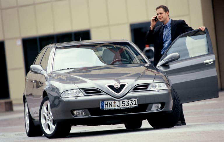 Alfa Romeo 166 avec un homme d'affaire a côté