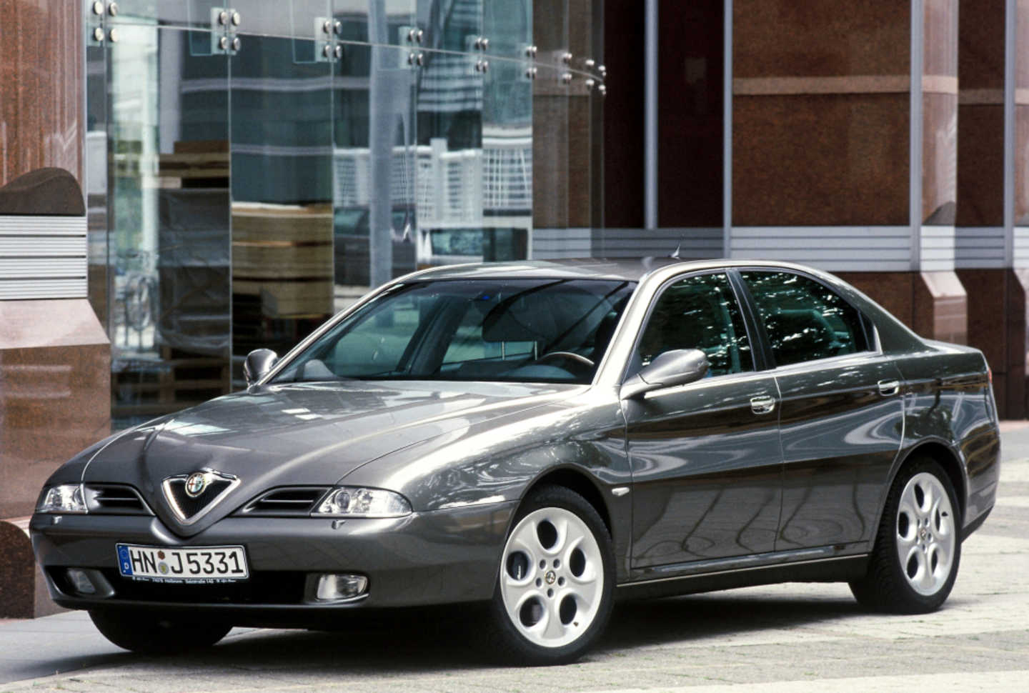 Alfa Romeo 166 grise dans un quartier d'affaire