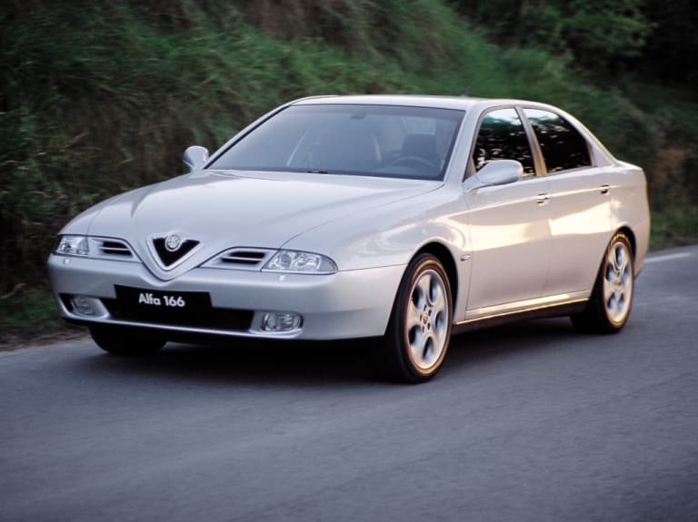 Alfa Romeo 166 blanche roulant sur route