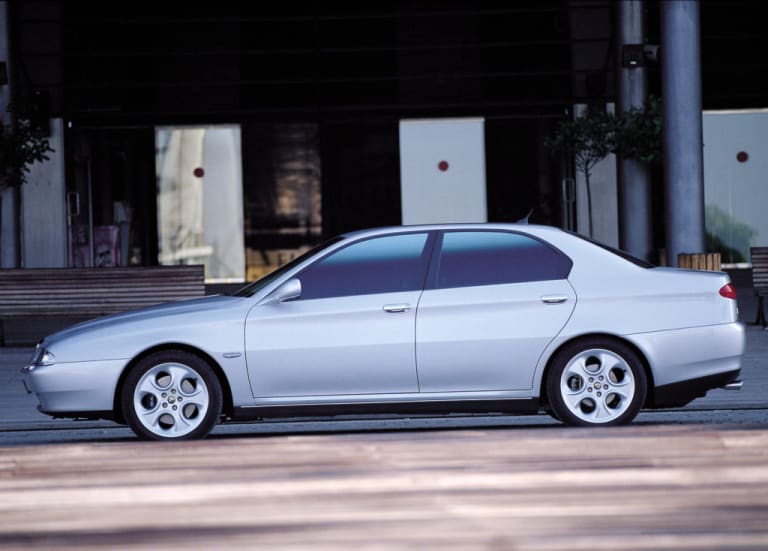 Alfa Romeo 166 blanche de profil