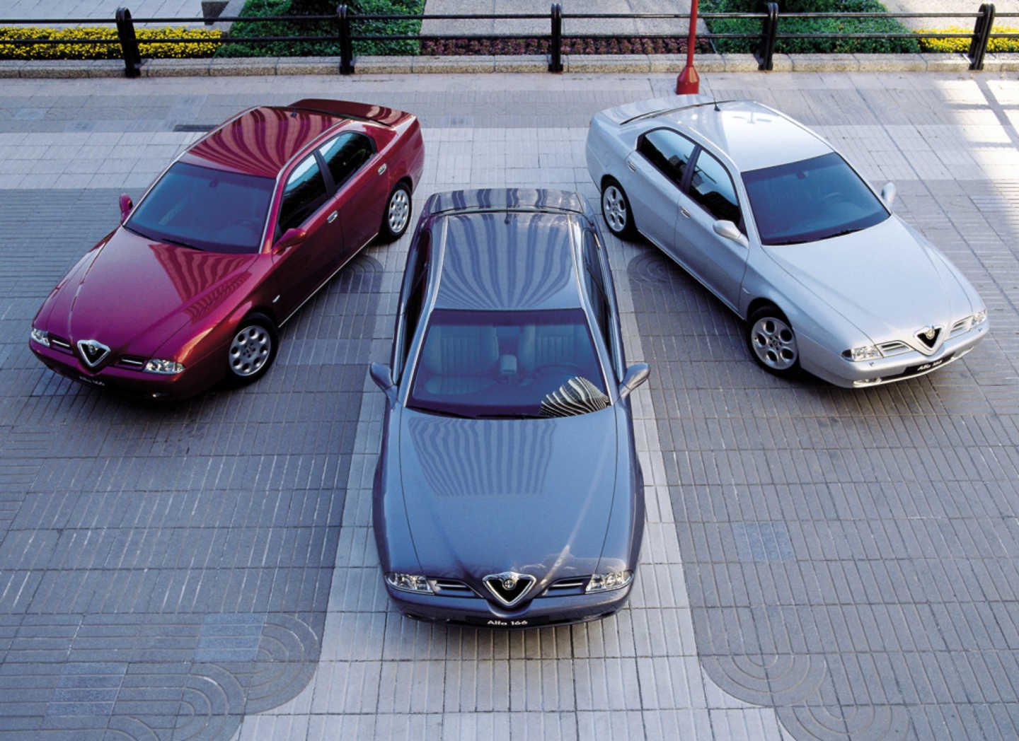 3 Alfa Romeo 166 avec 3 couleurs différentes vue du dessus