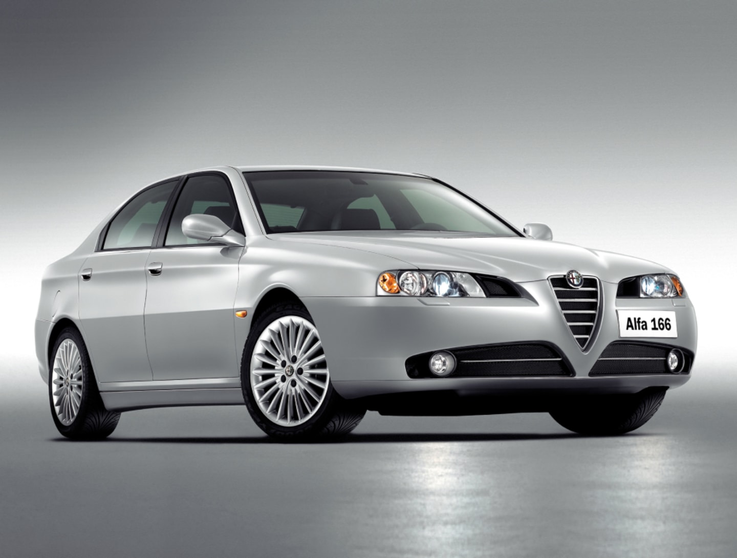 Alfa Romeo 166 de trois quarts avant