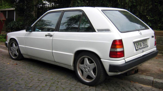 Mercedes 190 E City blanche de trois quarts arrière