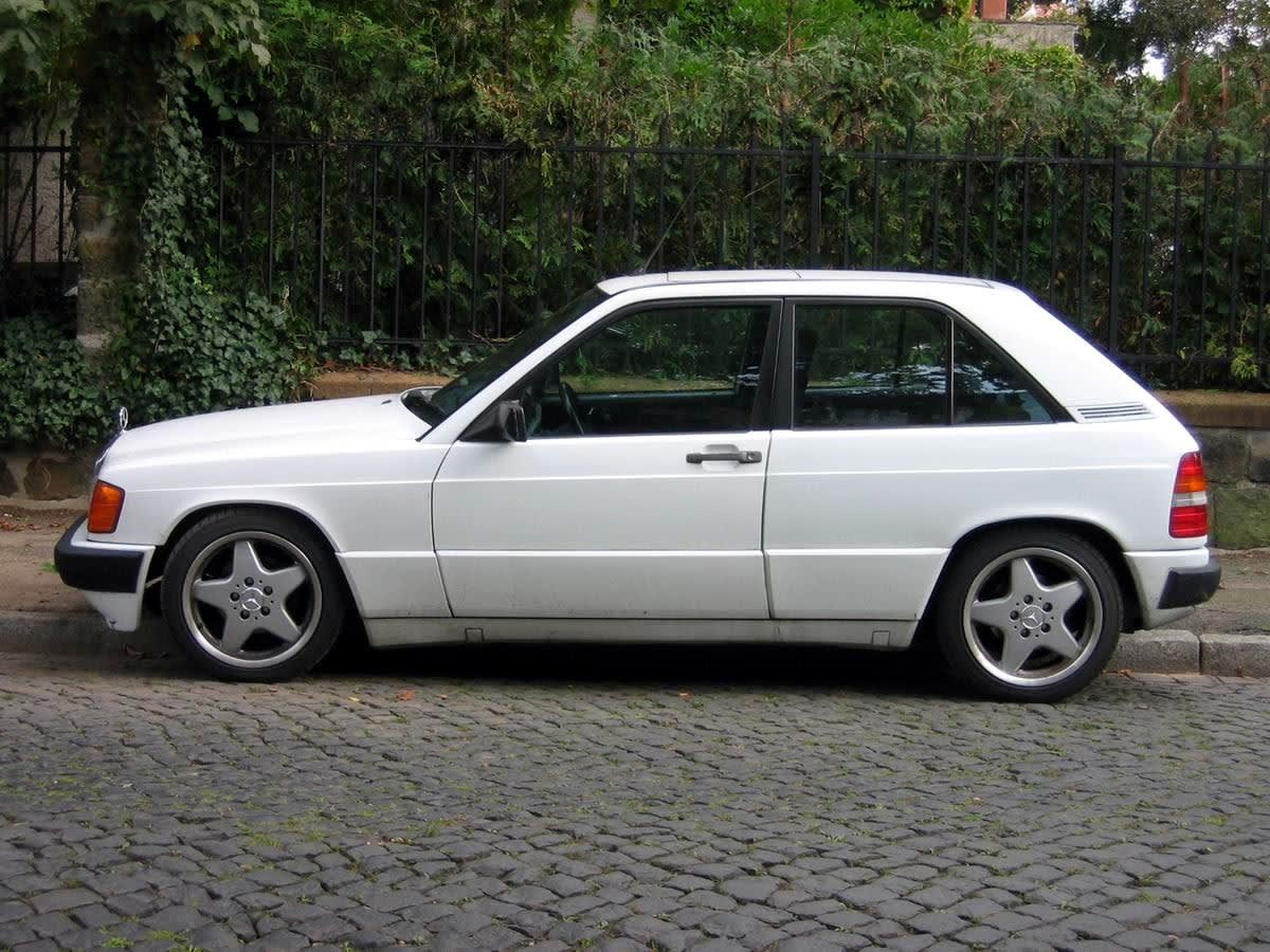 Mercedes 190 E de profil