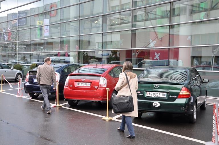 Les 3 Prius, XW10, XW20 et XW30 nous attendent sous la pluie