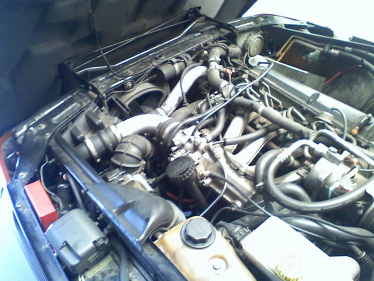 un boîtier rouge à droite du moteur vous montrera que vous êtes dans le vrai ! (image: Saabsunited.com)