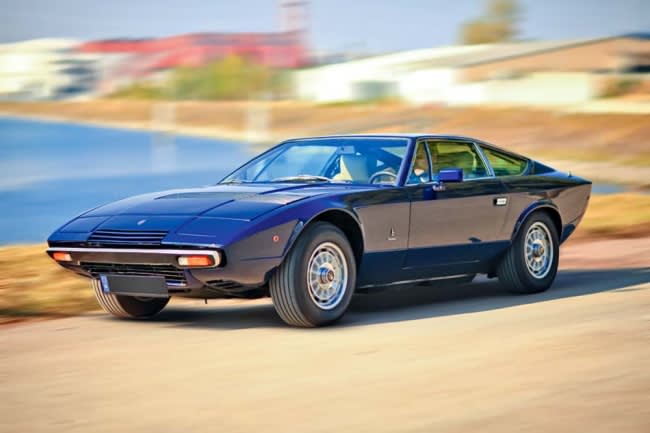 Maserati Khamsin bleue roulant sur route