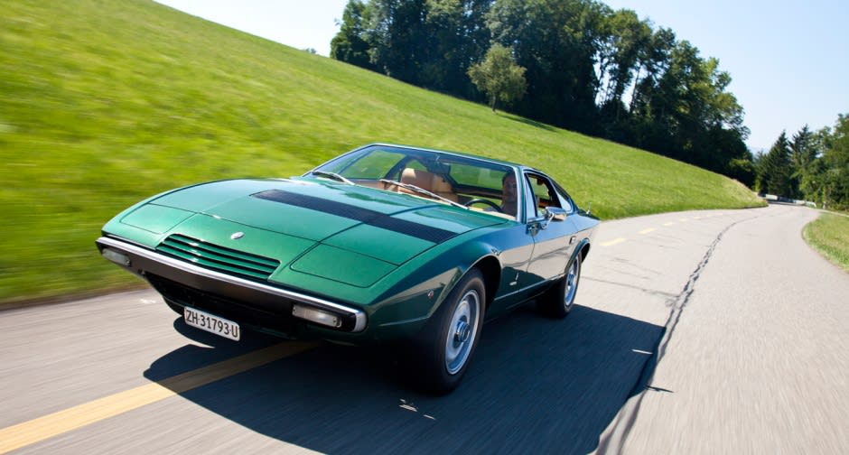 Maserati Khamsin verte roulant sur la route