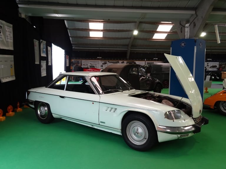 Panhard 24 CT capot ouvert