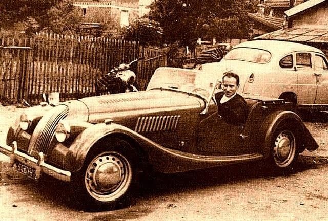Boris Vian au volant de sa Morgan Plus 4
