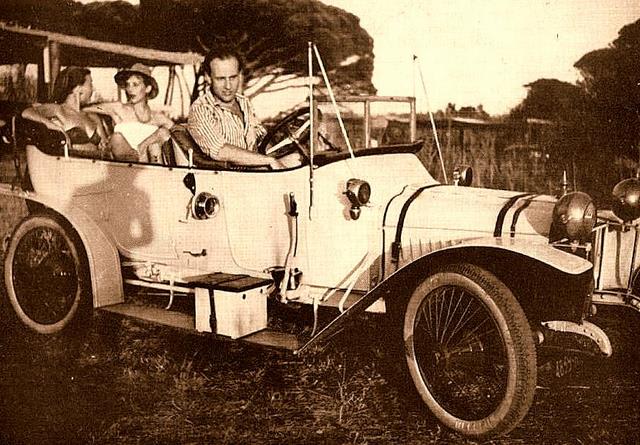 Boris Vian au volant de sa Brasier Torpédo 1911