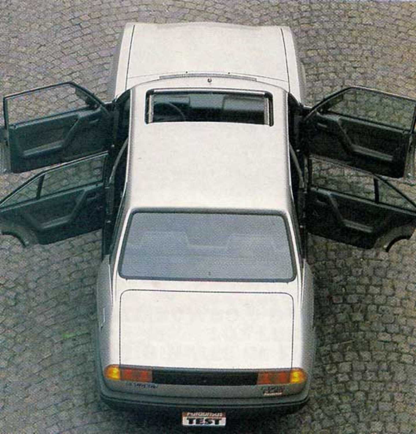 La nouvelle 504 de 1990 puis 1993 sur toute la gamme se reconnaît à ses feux arrières horizontaux
