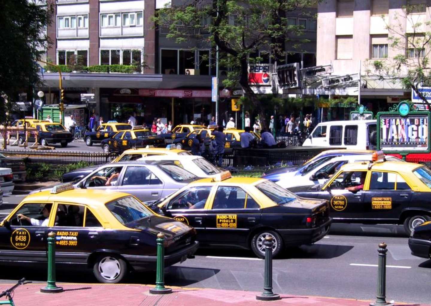 La dernière génération de 504 (1er plan) et la première (3ème plan) encadrent la 405 dans la nuée des taxis argentins !