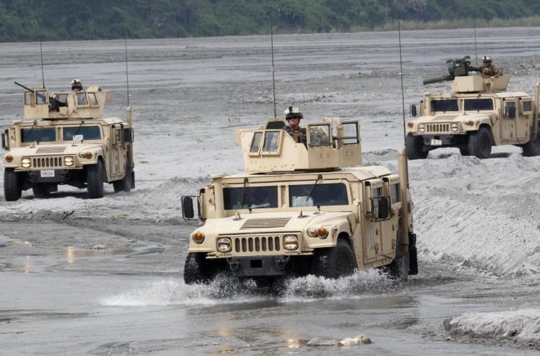 Des Humvee, des vrais, en manoeuvre !