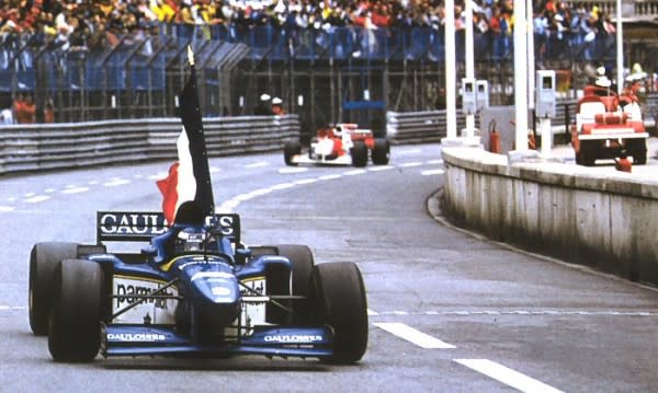 Olivier Panis, contre toute attente, gagne le Grand Prix de Monaco sur sa Ligier JS43 !