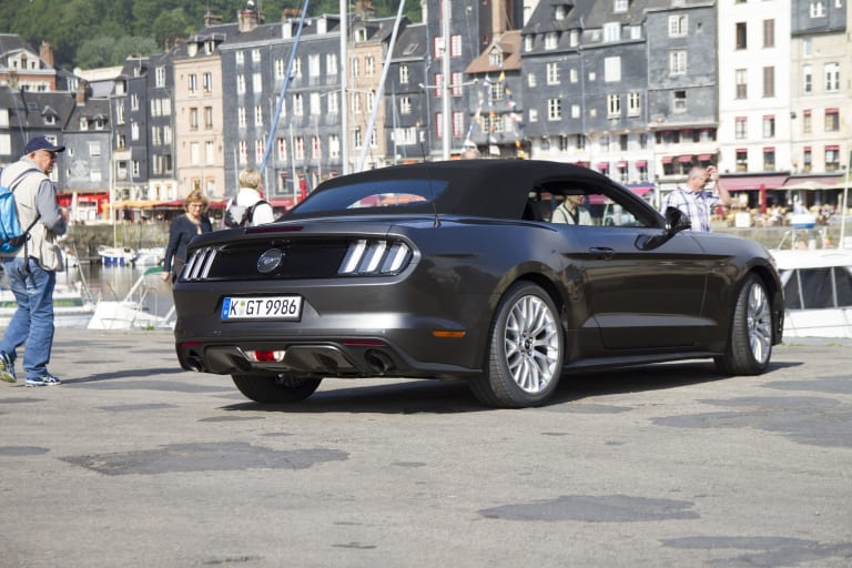 La Mustang VI existe en coupé ou cabriolet, en 4 cylindres ou V8 !