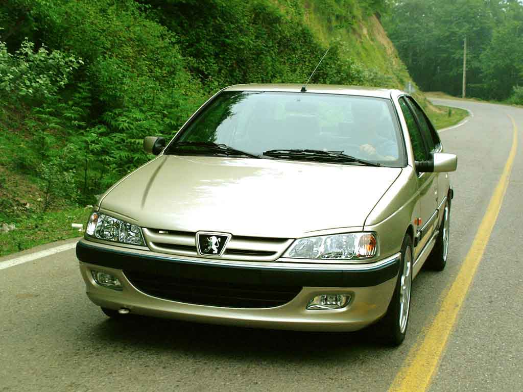 Peugeot Pars vue de face sur la route
