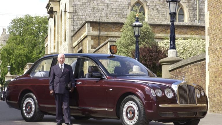 La taille du chauffeur donne un aperçu de la taille de la Bentley State Limousine