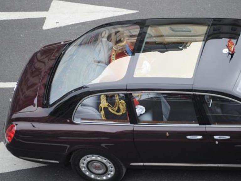 Voilà un toit en verre (qui peut devenir opaque) qui permet d'être vu par tout un peuple