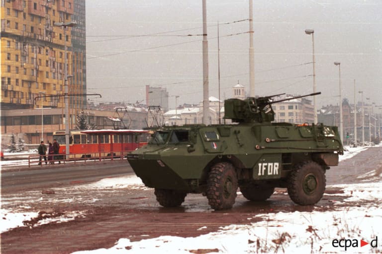 Un VAB dans l'hiver de Sarajevo