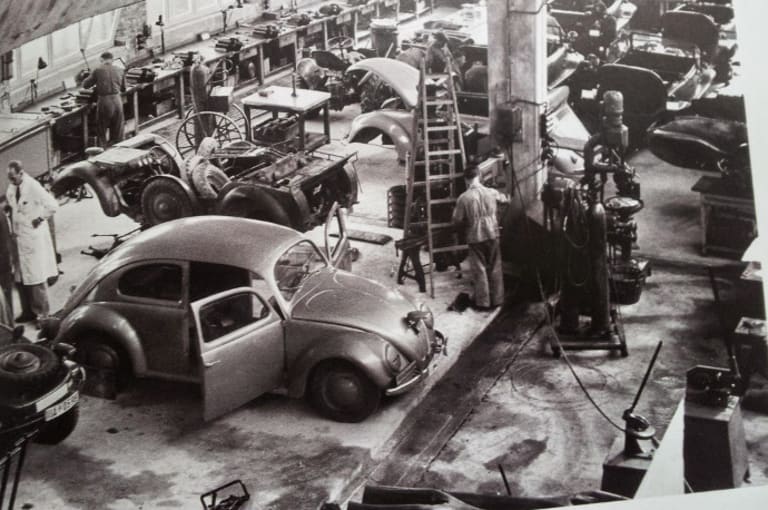 L'usine va produire pour les anglais avant d'être cédée au Lander de Basse Saxe en 1948 !