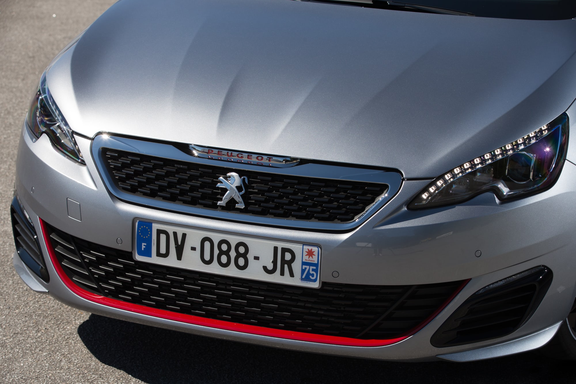La 308 GTI n'existe pas qu'en rouge. Sur les autres couleurs, un jonc rouge vient distinguer la face avant !