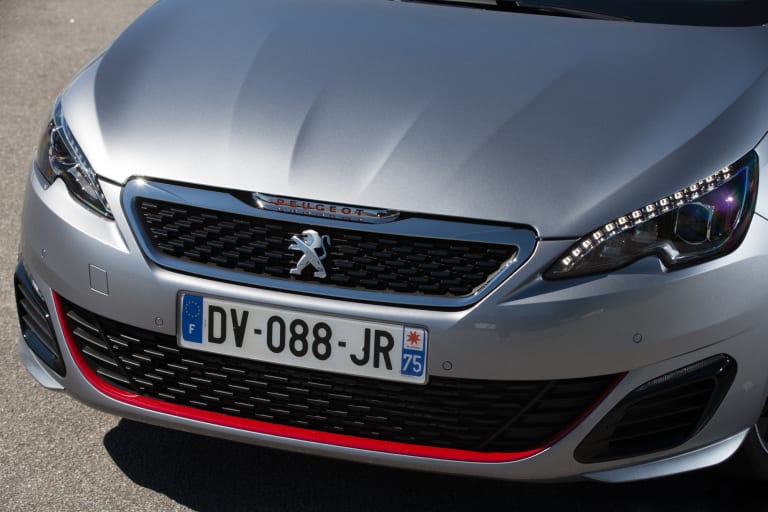 La 308 GTI n'existe pas qu'en rouge. Sur les autres couleurs, un jonc rouge vient distinguer la face avant !