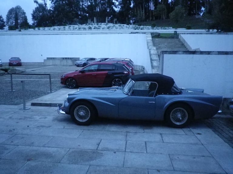 Une Daimler SP 250 à l'écart d'une nuée de Peugeot 308 GTI !