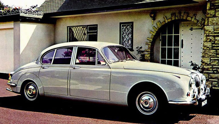 Une Daimler V8 250, équipée du même moteur que la SP 250, sous un capôt de Jaguar 240 !