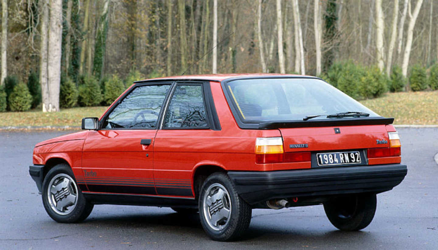 Renault 11 Turbo rouge vue de trois quarts arrière
