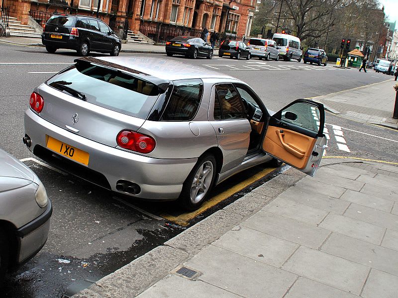 Ferrari 456 GT Venice dans la rue vue de derrière avec la porte passager ouverte