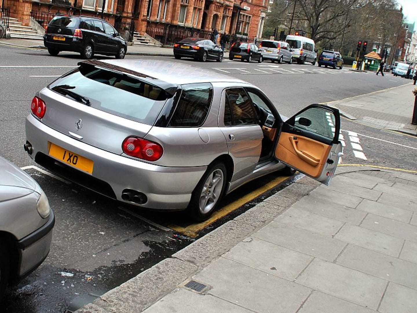 Ferrari 456 GT Venice dans la rue vue de derrière avec la porte passager ouverte