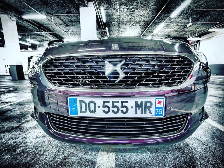 La nouvelle calandre DS, sans chevron, va plutôt pas mal à la DS 5