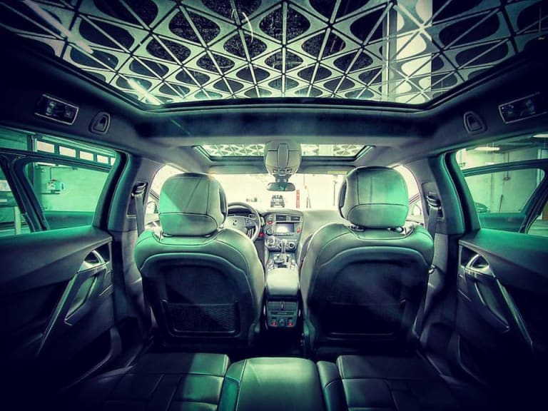 L'intérieur très confiné de la DS 5 (photo Toma de Saulieu)