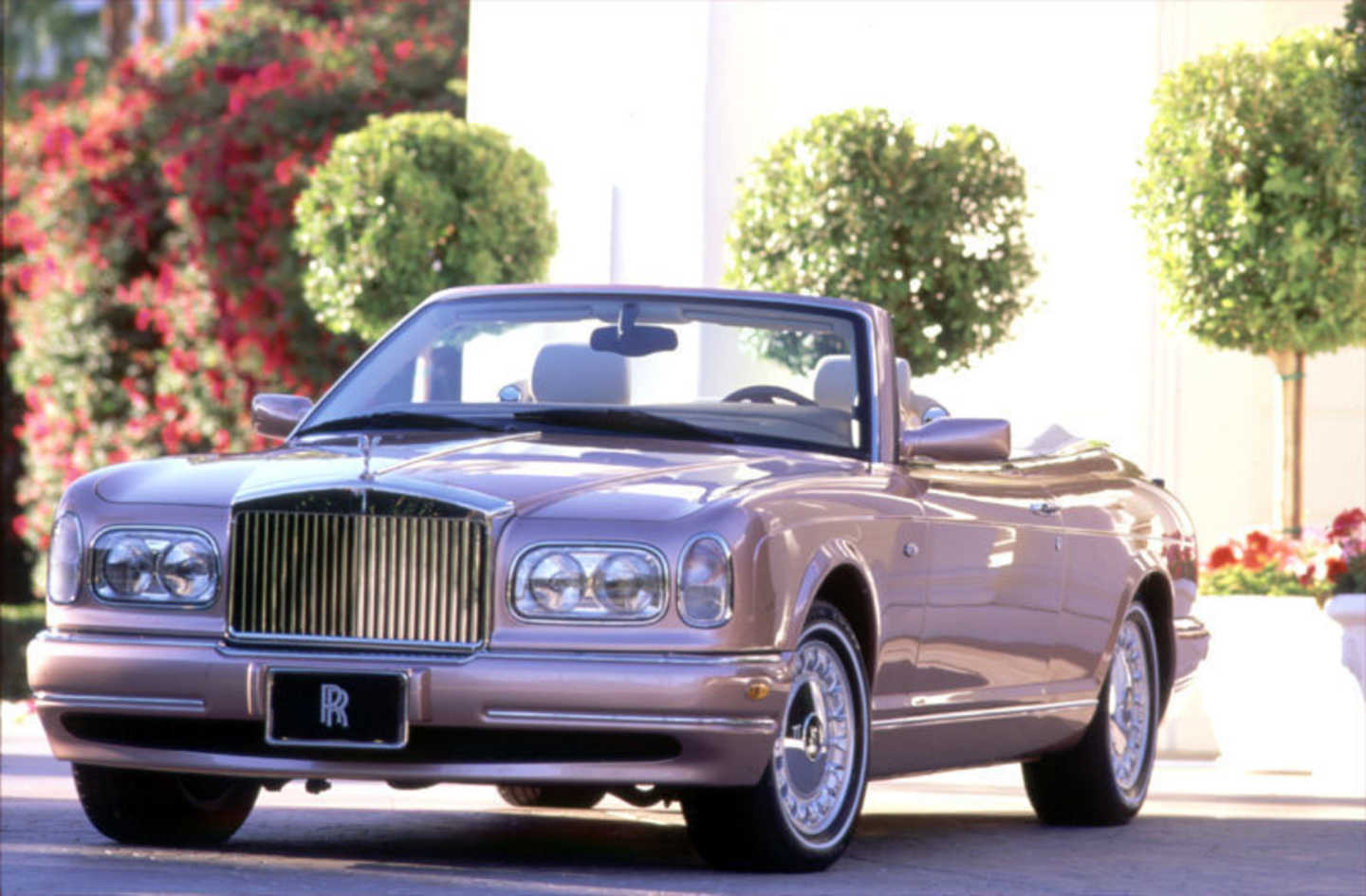 La Corniche de 2000, seule Rolls Royce dérivée d'une Bentley.