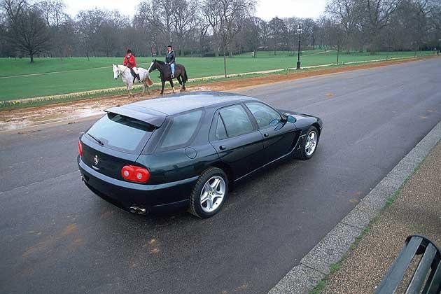 Ferrari 456 GT Venice sur route avec deux chevaux en arrière plan