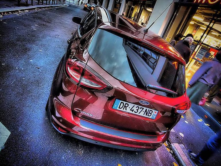 L'arrière me plaît moins en revanche: les feux sont moins bien intégrés que le 1er C-Max