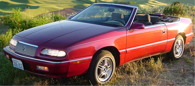 La restylage de 1993 enlève tout intérêt stylistique à la LeBaron, dommage !
