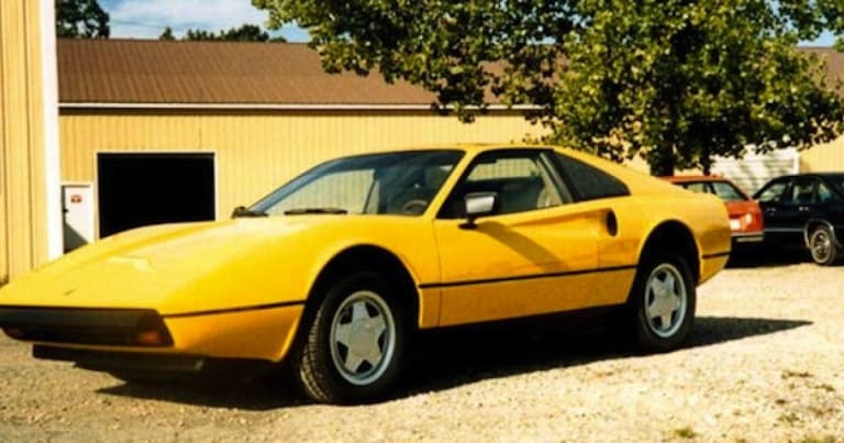 Fiero Mera jaune de trois quarts avant