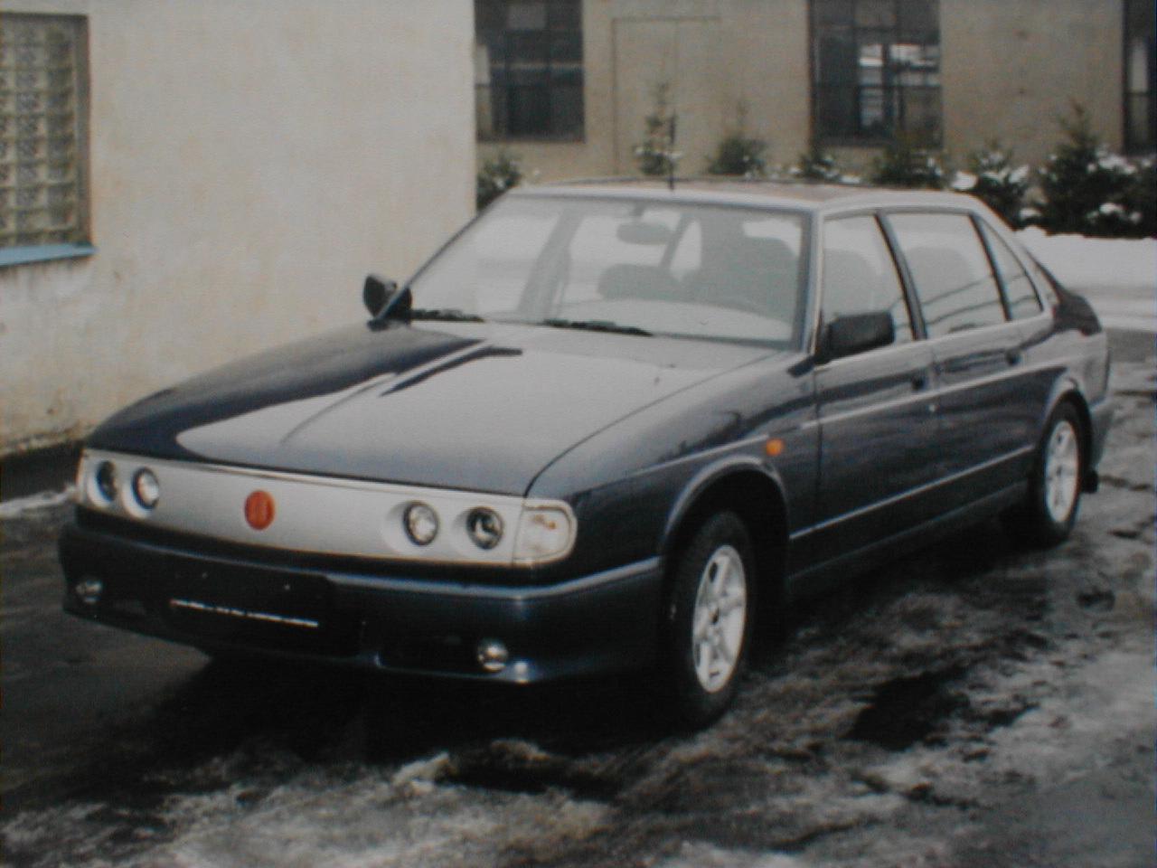 Le prototype T700 numéro 1, avant (en haut) et après re-peinture... notez l'immatriculation de cette voiture roulant désormais en Allemagne