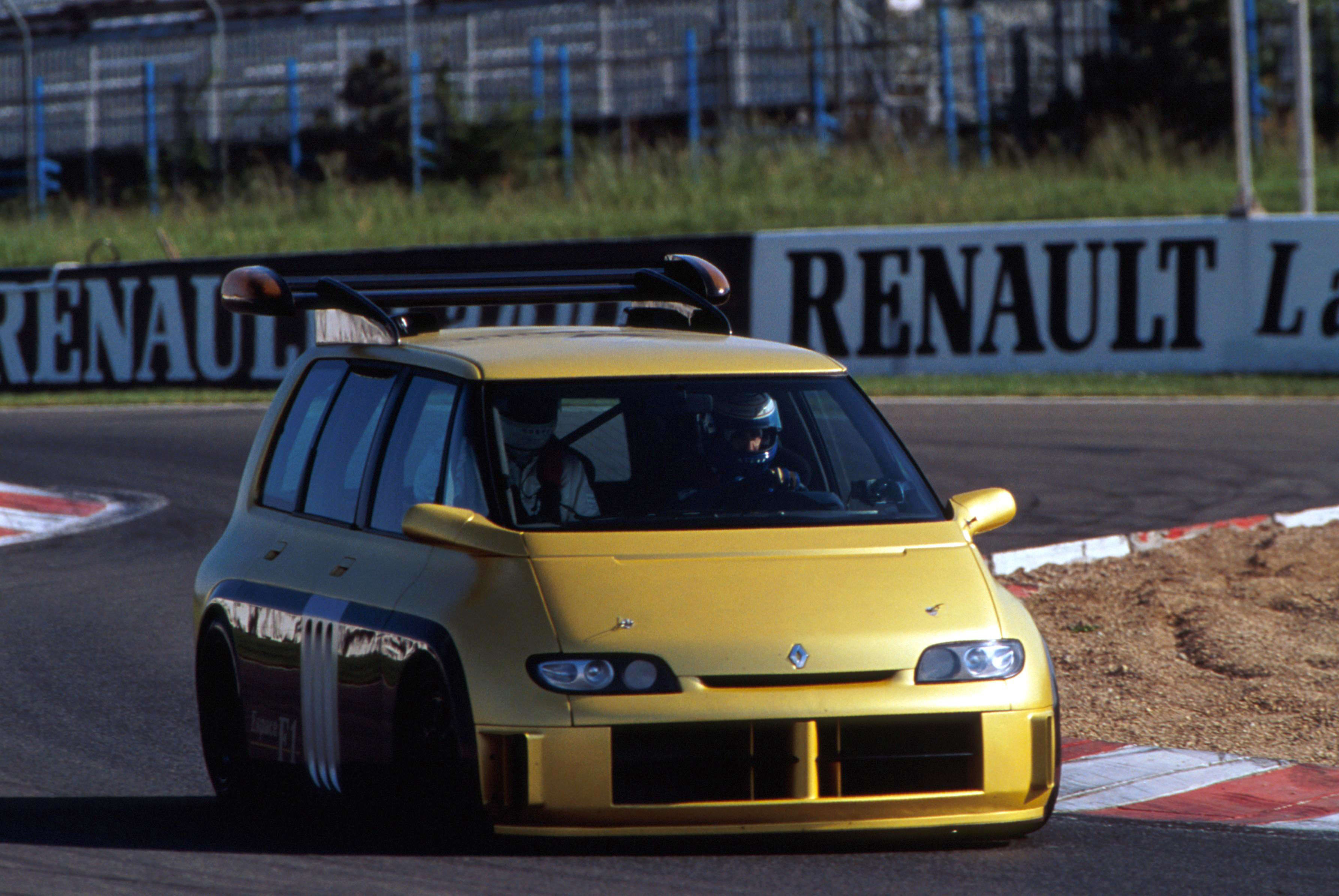 L'Espace F1 conduite par Alain Prost à Magny Cours en mai 1995 !