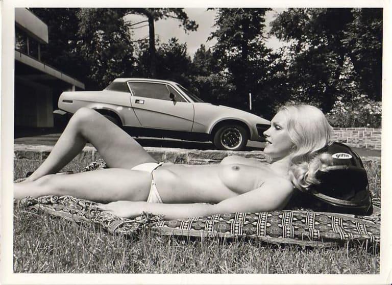 Il semblerait qu'une présence féminine réhausse toujours la TR7, étonnant !