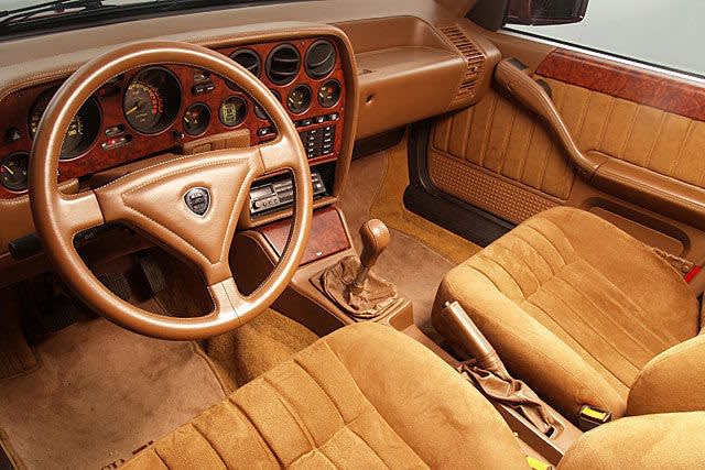 Le cuir n'était pas obligatoire sur la Lancia Thema 8.32, l'Alcantara y avait aussi sa place !
