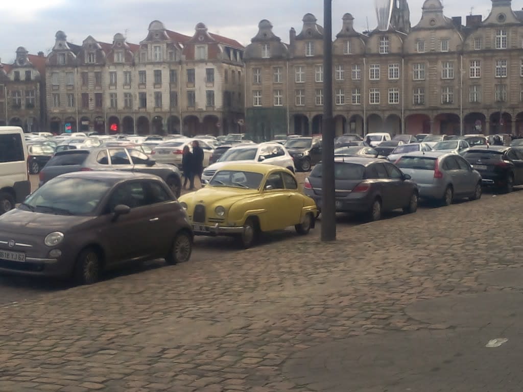 Une Saab 93F dans la circulation actuelle ? Voilà ce que cela donne: un grand contraste !