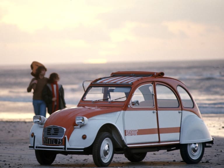 La 2CV Spot fut la première série spéciale (1800 exemplaires) sur base 2CV, en 1976 !