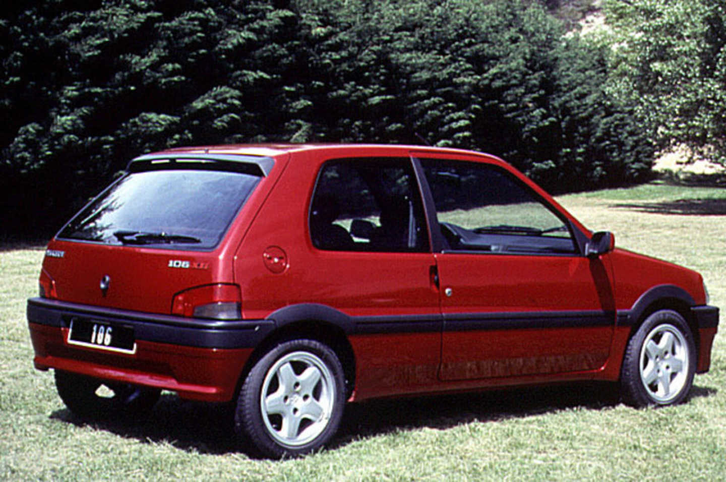 Peugeot 106 XSI rouge de trois quarts arrière