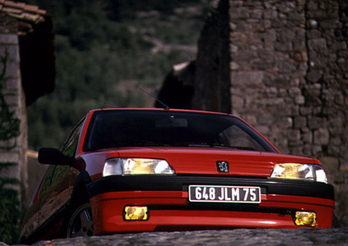 Peugeot 106 XSI rouge de face