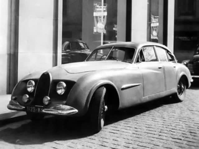 Le châssis 101500 dessiné par Louis Lepoix, est une berline, après le coupé prototype (photo de couverture)