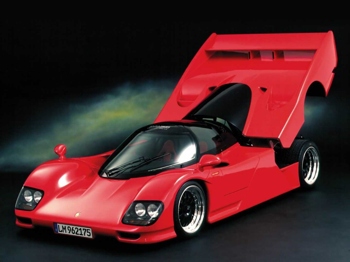962 Le Mans rouge avec le compartiment moteur ouvert